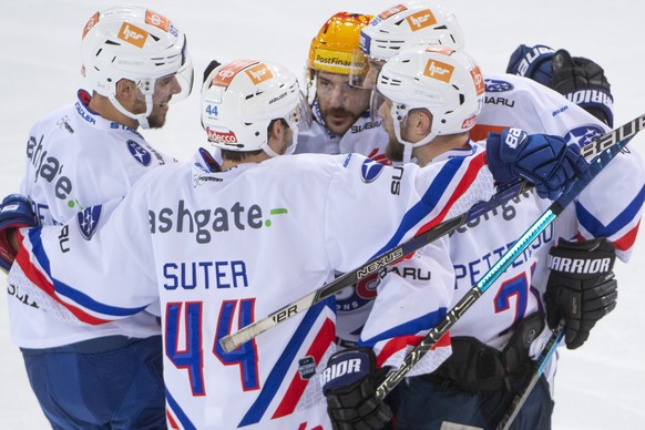 Lions, Marco Pedretti, Pius Suter, Topscorer Garrett Roe, Tim Berni, Frederik Pettersson, von links, jubeln, waehrend dem Meisterschaftsspiel der National League, zwischen den SCL Tigers und den ZSC L ...