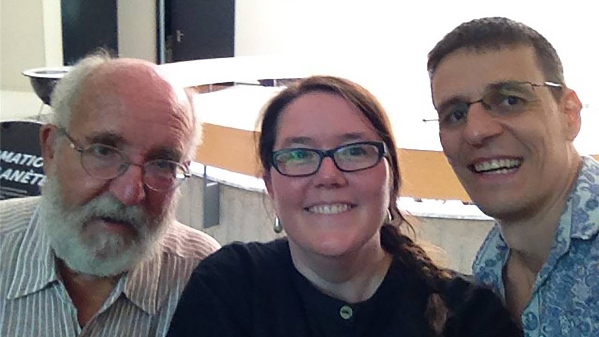 Die Planeten-Entdecker Mayor und Queloz posieren 2015 im Naturhistorischen Museum in Genf für ein Selfie mit der Physik-Journalistin Hanna Wick.