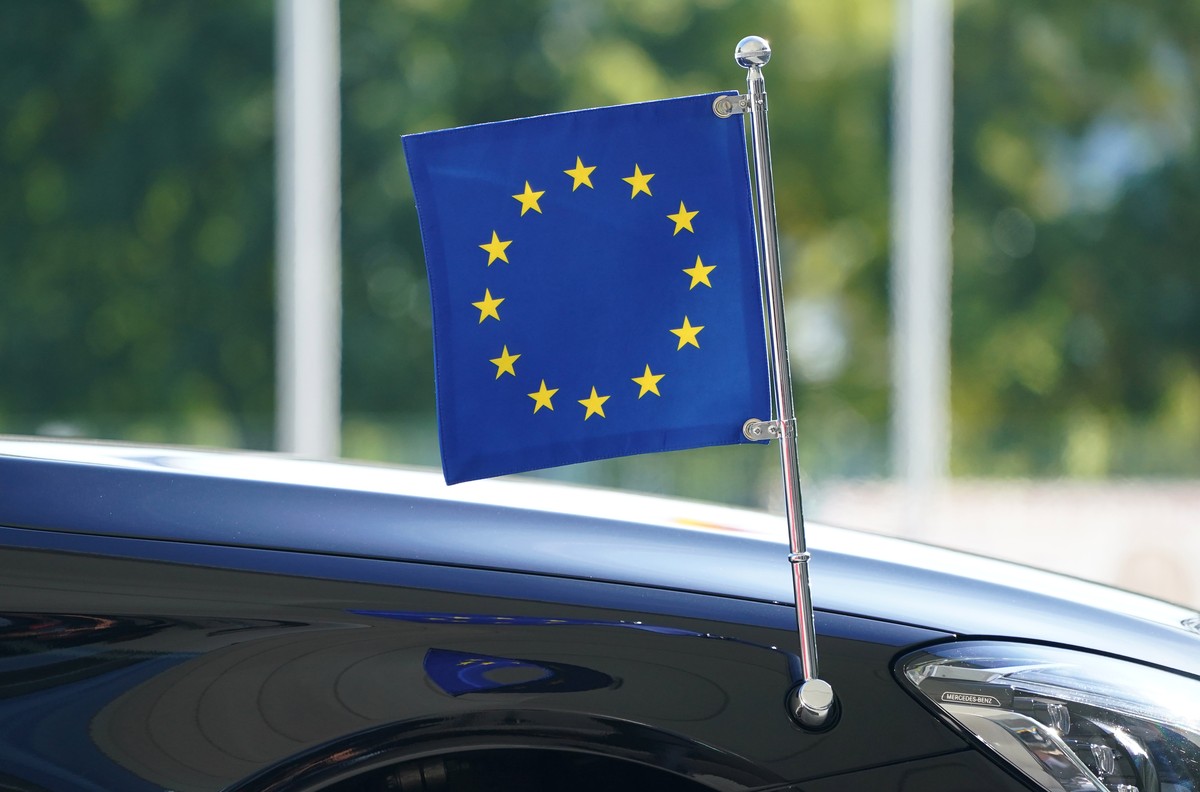 epa08677956 The EU flag at the car in which European Commission President Ursula von der Leyen arrives for talks with German Chancellor at the Chancellery in Berlin, Germany, 18 September 2020. The me ...