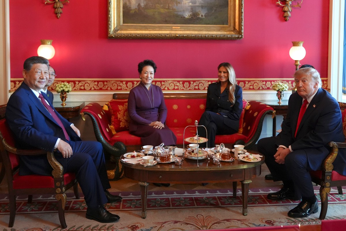 President Donald Trump, from right, and first lady Melania Trump attend a tea with China's President Xi Jinping, from left, and his wife Peng Liyuan in the Red Room of the White House, Friday, Se ...