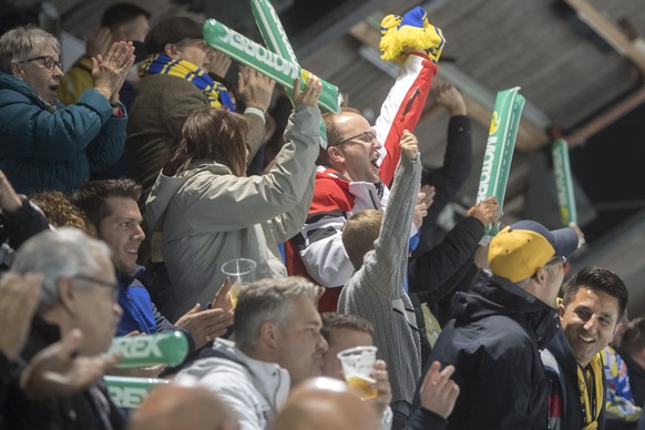 Die Langenthaler Fans jubeln beim 3:0 im Eishockey Achtelfinal Cupspiel zwischen dem SC Langenthal und dem HC Lugano, am Dienstag, 25. Oktober 2016, in der Ilfishalle Langnau. (KEYSTONE/Marcel Bieri)