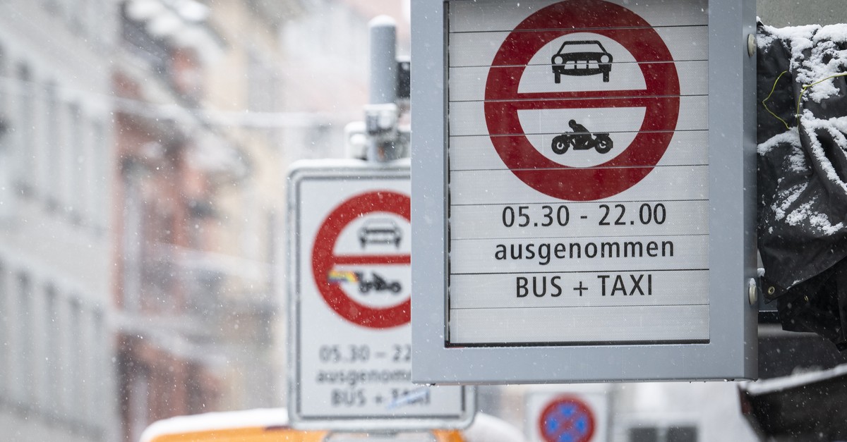 Jetzt-sollen-elektronische-Tafeln-auf-das-Fahrverbot-an-der-Z-rcher-Langstrasse-hinweisen