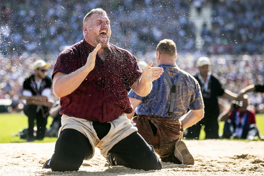Christian Stucki jubelt nach seinem Sieg im Schlussgang gegen Joel Wicki am Eidgenoessischen Schwing- und Aelplerfest (ESAF) in Zug, am Sonntag, 25. August 2019. (KEYSTONE/Alexandra Wey)