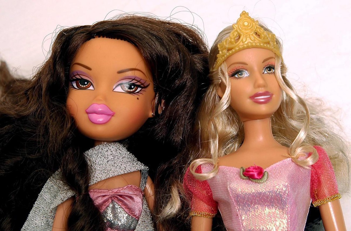 epa02697758 (FILES) A picture made available on 28 August 2008 shows (L) a Bratz doll franchise produced by children's toys manufacturer MGA Entertainment and (R) a Barbie doll marketed by compet ...