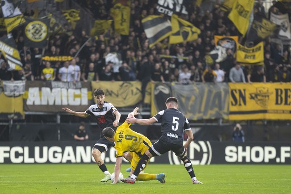 From left, Uran Bislimi (LUG), Cedric Itten (YB) and Albian Hajdari (LUG), during the Super League soccer match FC Lugano against BSC Young Boys at the Cornaredo Stadium in Lugano, Sunday, October 27, ...