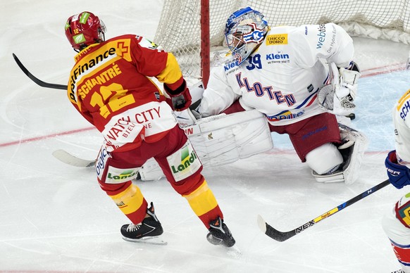 Biels Mathieu Tschantre, links, trifft gegen Klotens Goalie Luca Boltshauser zum 1:0 im Eishockey Meisterschaftsspiel der National League zwischen dem EHC Biel und dem EHC Kloten, am Samstag, 14. Okto ...