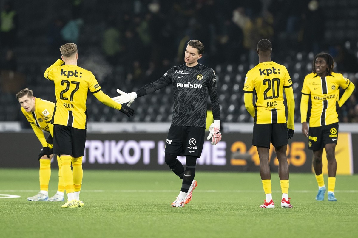 Lewin Blum (YB), Torhueter Marvin Keller (YB), Cheikh Niasse (YB), Tanguy Zoukrou (YB), von links, reagieren nach dem 0:0-Unentschieden im Fussball Meisterschaftsspiel der Super League zwischen BSC Yo ...