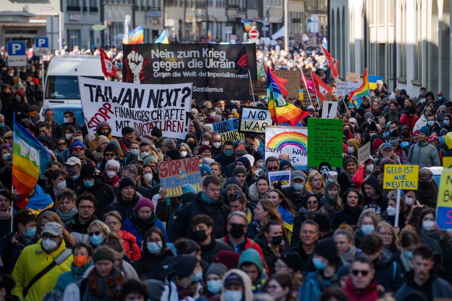 epa09786624 Protestors take part in a demonstration against Russia&#039;s military intervention in Ukraine at the in Bern, Switzerland, 26 February 2022. Russian troops bore down on Ukraine&#039;s cap ...