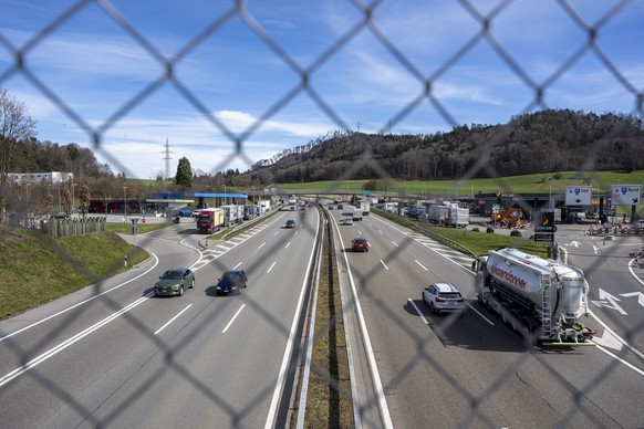 Sicht auf die A1 Autobahn im Grauholz, am Donnerstag, 16. Maerz 2023, in Bern. Der Kanton Bern diskutiert ueber einen Ausbau des Abschnittes im Grauholz auf acht Spuren. (KEYSTONE/Peter Schneider)