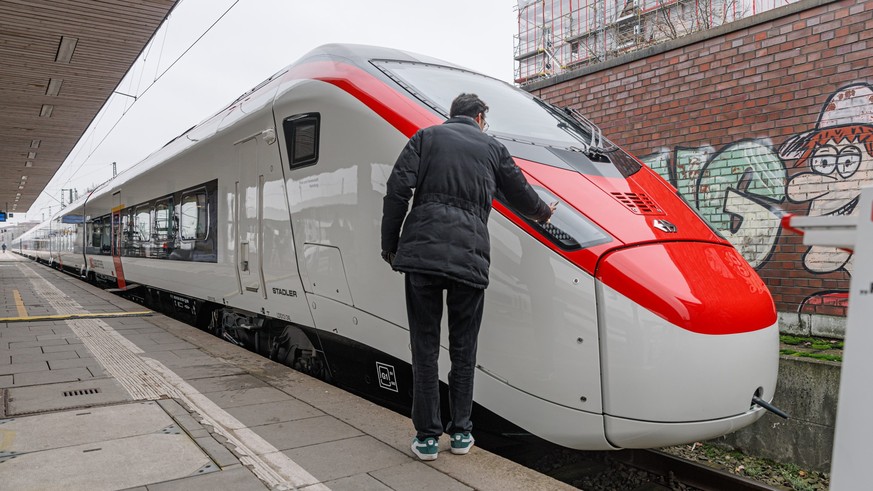 05.12.2025, Hamburg: Ein Schweizer Hochgeschwindigkeitszugs "Giruno" steht im Bahnhof Altona. Ab dem Fahrplanwechsel am 14. Dezember wird der Giruno t