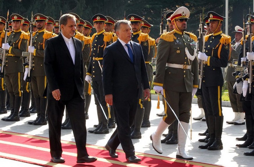 Irans Vize-Pärsident Eshaq Jahangiri (links) und Ungarns Premierminister Victor Orban Victor schreiten am 30. November in Teheran die Ehrengarde ab