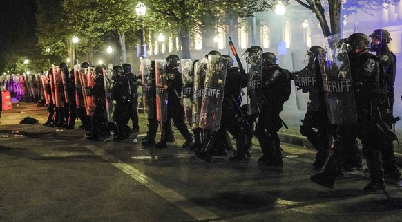 epa08626072 Kenosha County sheriff deputies move to clear a park of protestors during a third night of unrest in the wake of the shooting of Jacob Blake by police officers, in Kenosha, Wisconsin, USA, ...