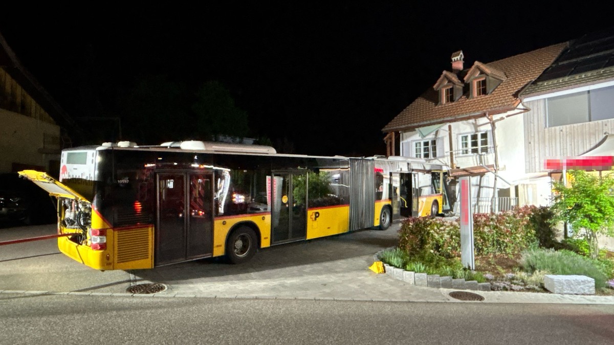 Führerloses Postauto prallt in Nunningen SO in Bankfiliale