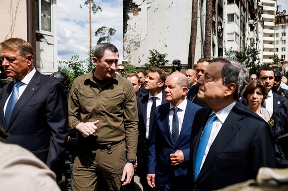 epa10015582 Romanian President Klaus Iohannis (L) French President Emmanuel Macron (C), German Chancellor Olaf Scholz (2-R) and Italian Prime Minister Mario Draghi (R) visit Irpin, Ukraine, 16 June 20 ...
