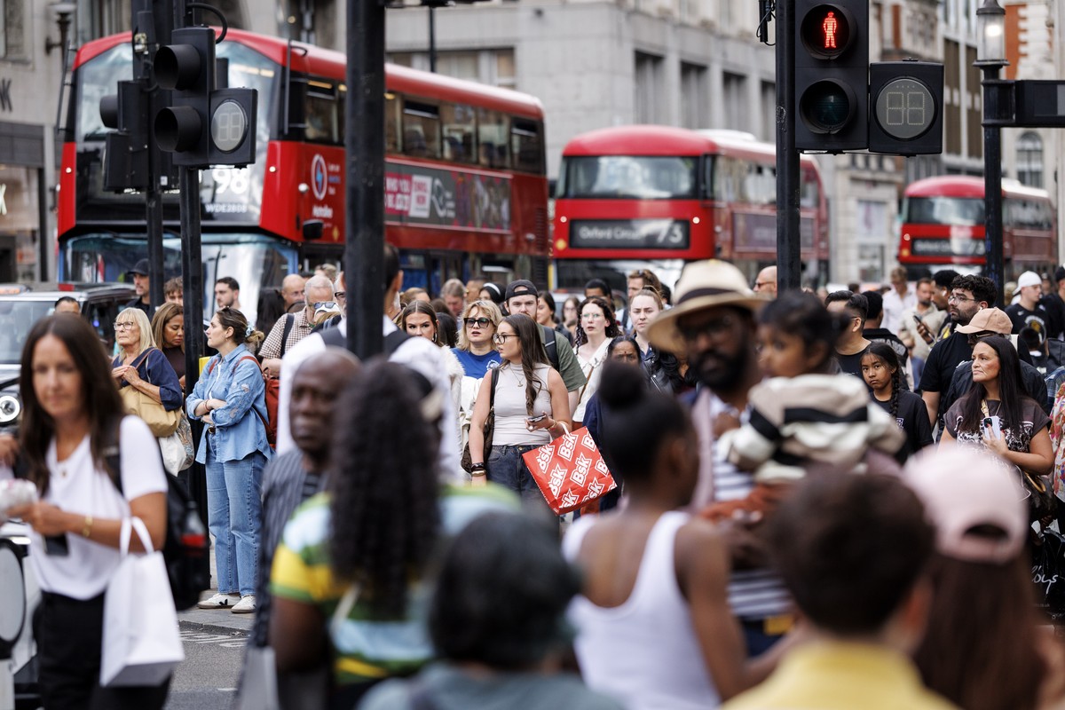 epa13182963 People walk along Oxford Street with carrier bags in London, Britain, 21 August 2026. According to official figures released by the Office for National Statistics (ONS), retail sales volum ...