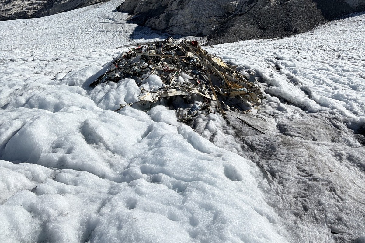 Wrackteile auf einem Gletscher in Uri.