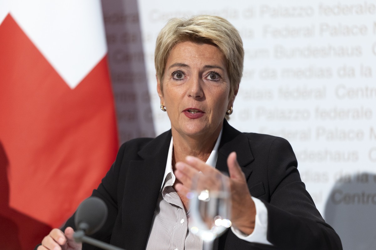 Bundesraetin Karin Keller-Sutter spricht waehrend einer Medienkonferenz zur Abstimmung ueber die Volksinitiative "Ja zu fairen Bundessteuern auch für Ehepaare - Diskriminierung der Ehe endlich ab ...