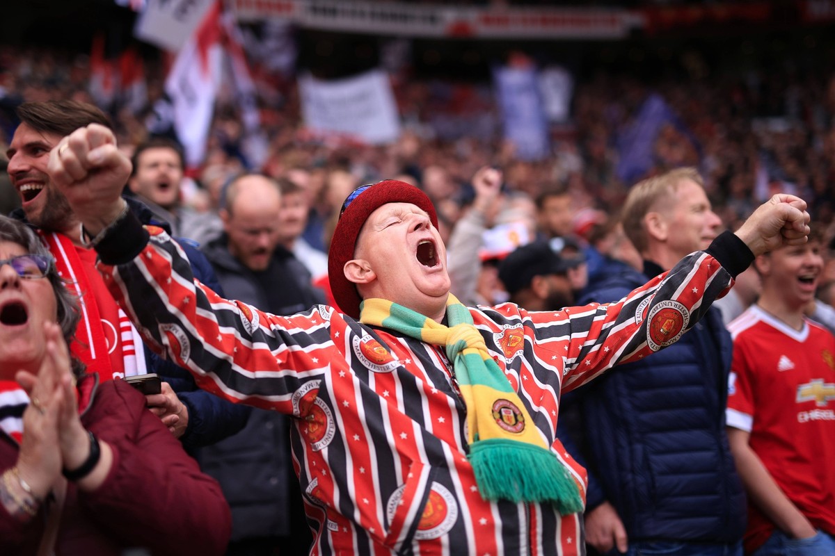 Football - Premier League - Manchester United, ManU v Liverpool 3rd May 2026 - Premier League - Manchester United v Liverpool - Manchester United fans cheer on their side - Photo: Simon Stacpoole / Of ...