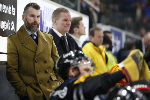 Fribourgs Cheftrainer und Sportchef Christian Dube beobachtet neben Coach Sean Simpson das Spielgeschehen, im Eishockey Meisterschaftsspiel der National League zwischen dem HC Fribourg Gotteron und de ...