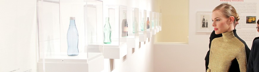 Schauspielerin Kate Bosworth bestaunt Coca-Cola-Flaschen im High Museum of Art in Atlanta, Georgia.