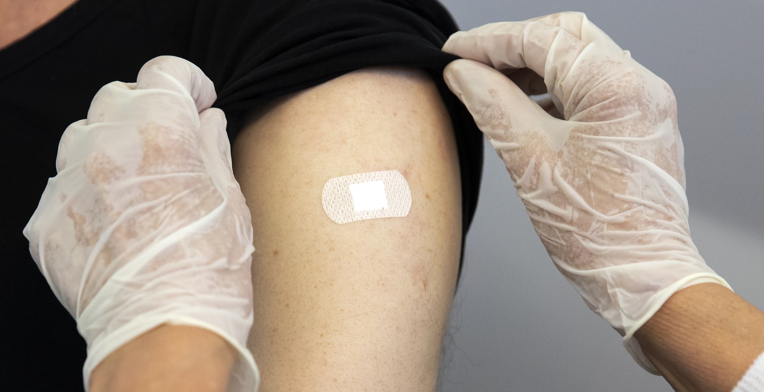 Ein Pflaster klebt nach einer Impfung auf dem Oberarm eines Mannes, im Impfzentrum Bernexpo, am Montag, 10. Mai 2021, in Bern. Im heute geoeffneten Impfzentrum Bernexpo (IZBE) werden bei voller Auslas ...