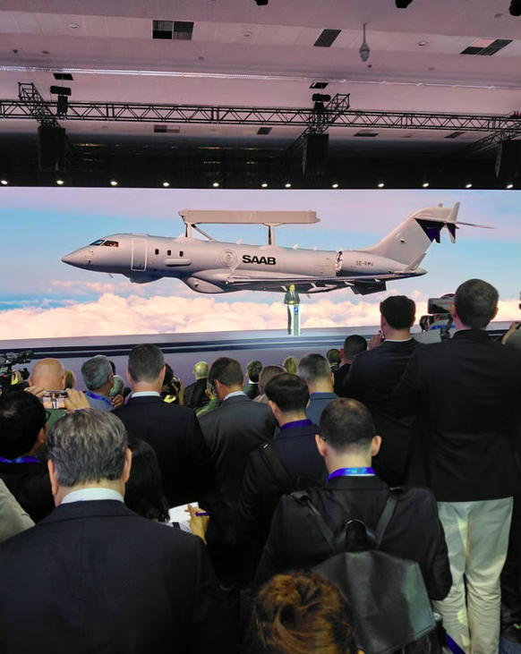Global Eye: Die fliegende Radarstation ist eine Co-Produktion von Bombardier aus Kanada und Saab aus Schweden und soll die AWACS-Aufklärungsflugzeuge ersetzen.