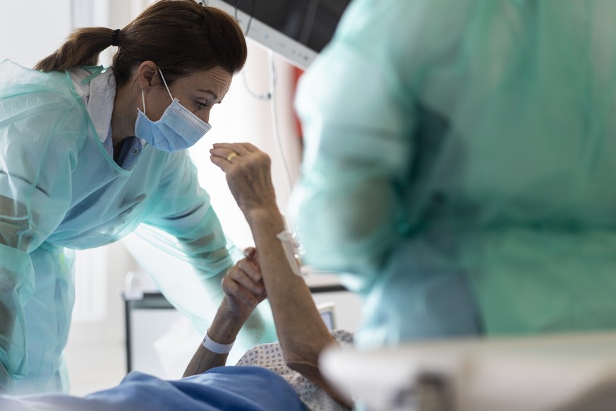 Eine Arztin spricht mit einer Patientin auf der Abteilung fuer COVID-Patienten im HFR Freiburg Kantonsspital, am Donnerstag, 26. November 2020 in Fribourg. (KEYSTONE/Alessandro della Valle)