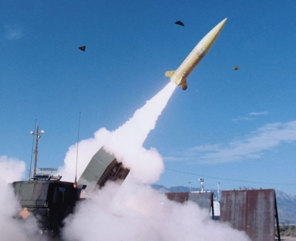 Eine ATACMS-Rakete abgefeuert von einem HIMARS.