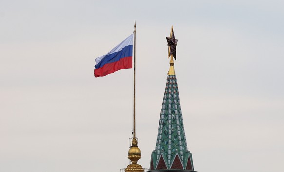 epa12317124 Russian flag waves at the Kremlin on the Russian National Flag Day, in Moscow, Russia, 22 August 2025. The day marks the anniversary of the 22 August 1991 when members of the Supreme Counc ...