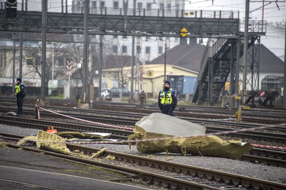 Trümmer auf dem Bahngeleise vor dem Gebäude der Firma «Rohner».&nbsp;