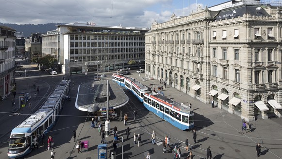 ZUM ZUERCHER PARADEPLATZ, SYNONYM DES FINANZPLATZES SCHWEIZ, STELLEN WIR IHNEN HEUTE, DONNERSTAG, 24. NOVEMBER 2016, FOLGENDES BILDMATERIAL ZUR VERFUEGUNG --- Paradeplatz Square with the headquarter o ...