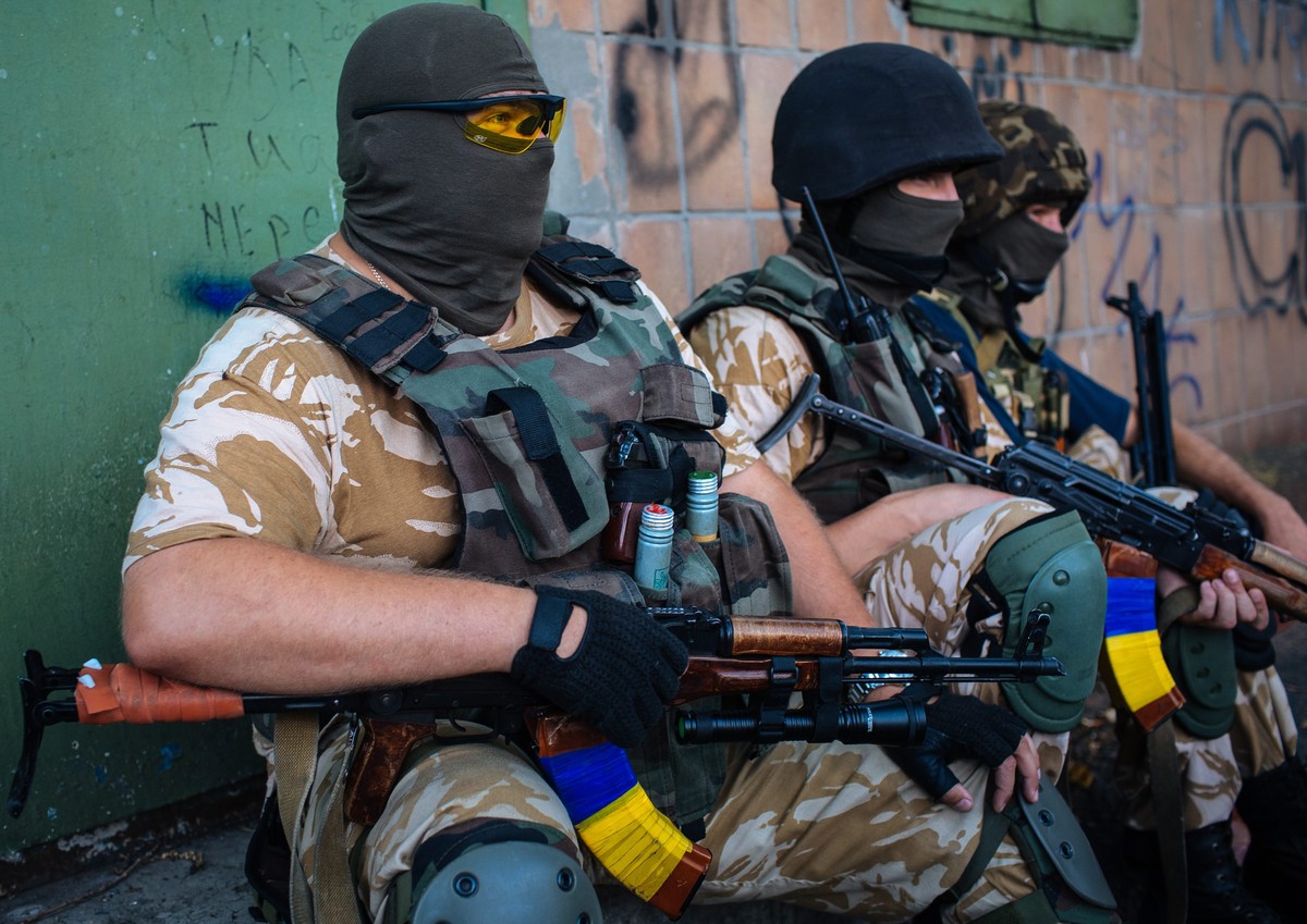 epa04349705 Ukrainian soldiers of 'the Donbass' battalion rest during an anti terrorist operation against militants, in Maryinka town, near of Donetsk, Ukraine, 11 August 2014. Ukrainian gov ...