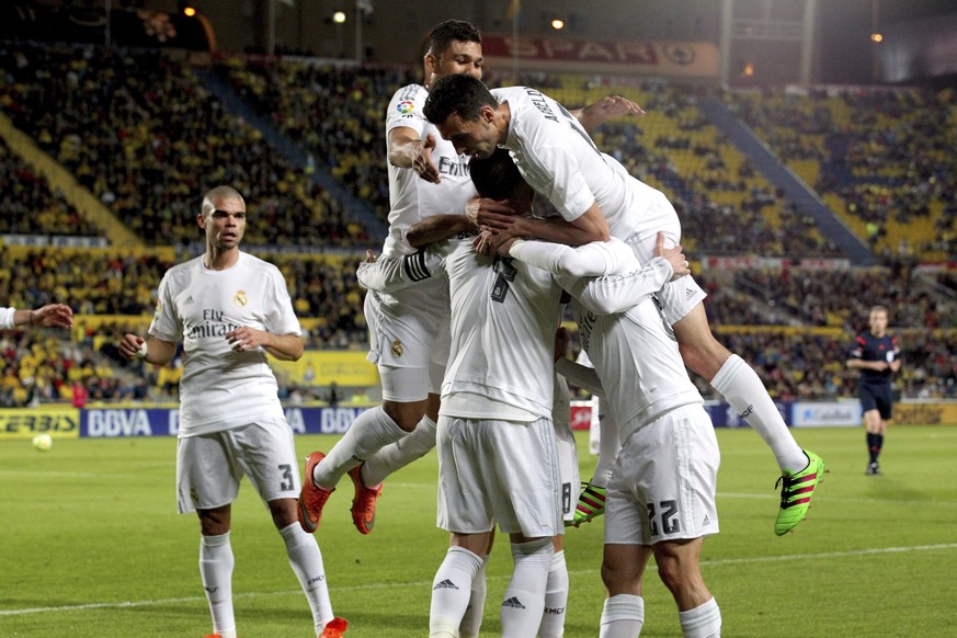 Gruppen-Knuddel für Captain Sergio Ramos.