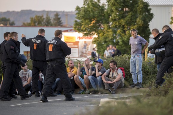 Die Polizei schickt Demonstranten weg.