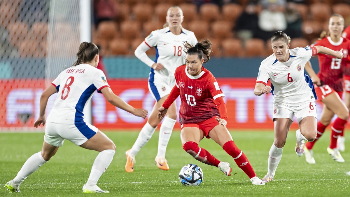 epa10767209 Switzerland's Ramona Bachmann (C) in action during the FIFA Women's World Cup 2023 group A soccer match between Switzerland and Norway in Hamilton, New Zealand, 25 July 2023. EPA ...