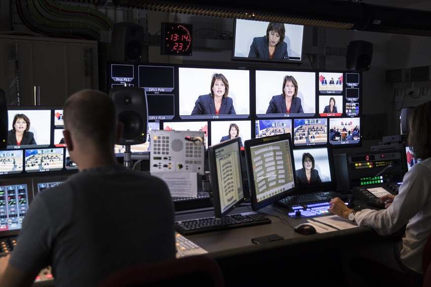 Bundespraesidentin Doris Leuthard erscheint auf Bildschirmen im Regieraum des Schweizer Fernsehens SRF waehrend einer Medienkonferenz ueber den Tarif der Radio- und Fernsehabgabe ab 2019, am Mittwoch, ...