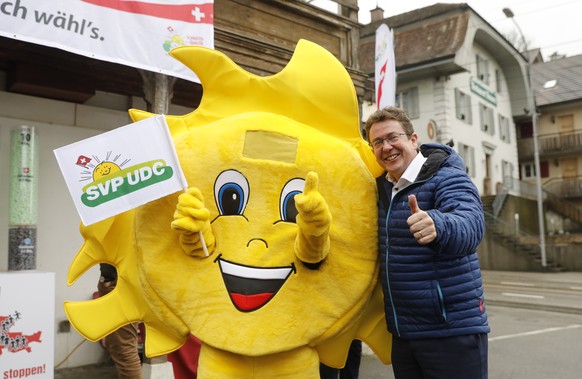 Albert Roesti, Parteipraesident SVP, posiert zusammen mit dem SVP-Suenneli beim Wahlkampfauftakt der SVP, am Freitag, 1. Maerz 2019 in Aarwangen. (KEYSTONE/Peter Klaunzer)