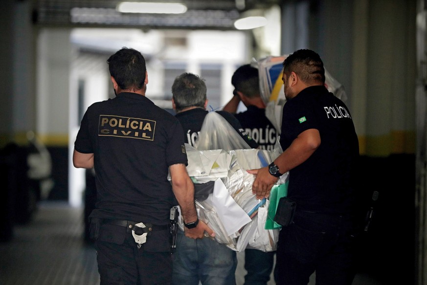 epa07329539 Sao Paulo Police confiscates documents and computers after the arrest of two engineers in Sao Paulo, Brazil, 29 January 2019. Five people - two subcontractor engineers and three Vale emplo ...