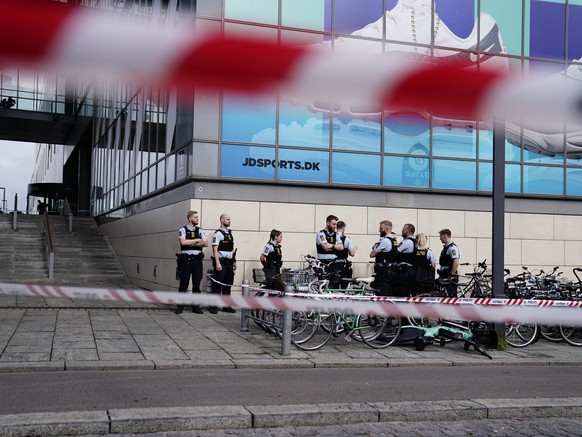 epa10051026 Security personnel at Field&#039;s shopping center which is closed for at least a week, as police are still investigating the crime scene the day after Sunday&#039;s shooting, in Copenhage ...