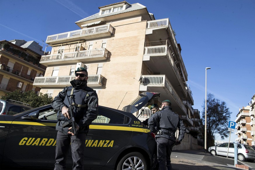 epa06355116 Finance police conduct extraordinary checks and searches in Ostia, Rome district, Italy, 28 November 2017. State, Carabinieri and finance police in Ostia on Tuesday amid fears that a clan  ...