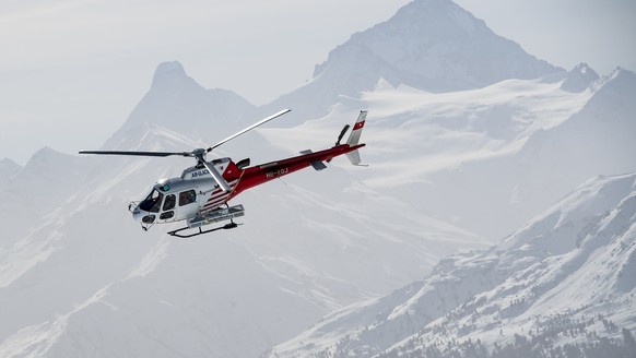 ARCHIV - ZUR VERGABE DES MANDATS ZUR BERGRETTUNG IM WALLIS ZWISCHEN DER AIR ZERMATT, DER AIR-GLACIERS UND DER REGA STELLEN WIR IHNEN FOLGENDES BILDMATERIAL ZUR VERFUEGUNG - A helicopter from the compa ...