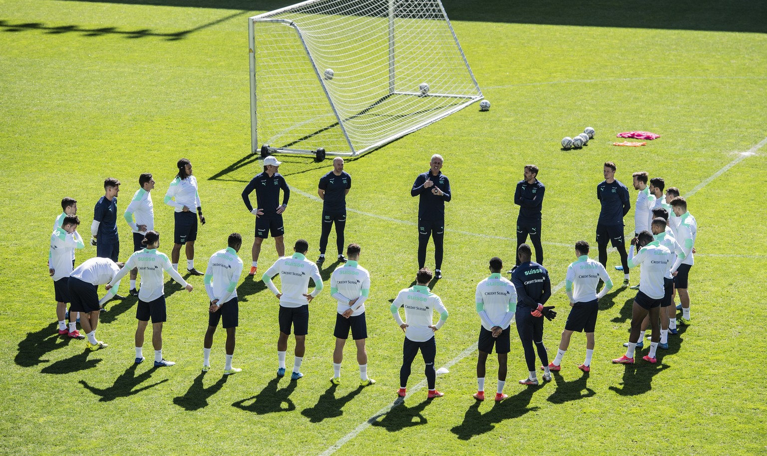 epa09106362 Switzerland&#039;s head coach Vladimir Petkovic speaks to his team during a training session at the Kybunpark stadium in St. Gallen, Switzerland, 30 March 2021. Switzerland will face Finla ...