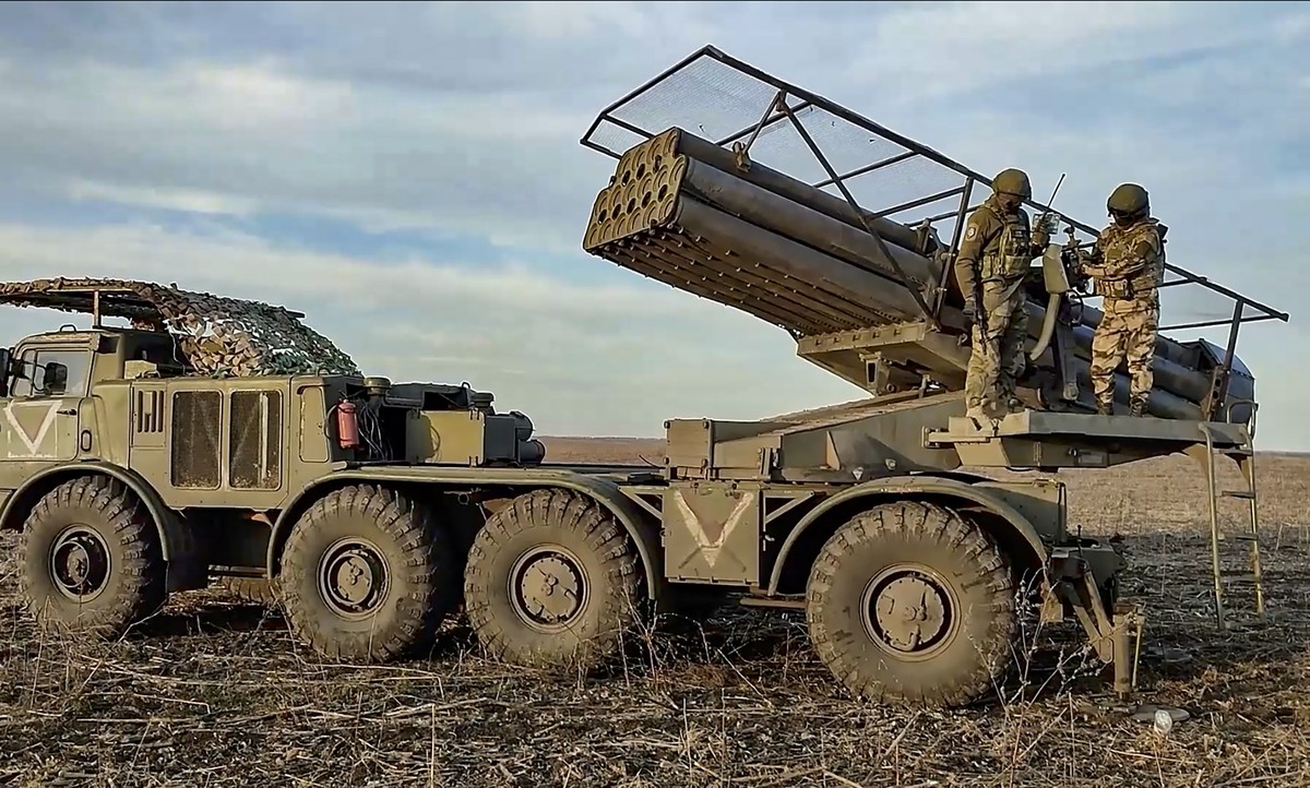 epa12554399 A handout still image taken from a video provided by the Russian Defence ministry press-service shows Russian servicemen prepare a self-propelled 220 mm multiple rocket launcher BM-27  ...