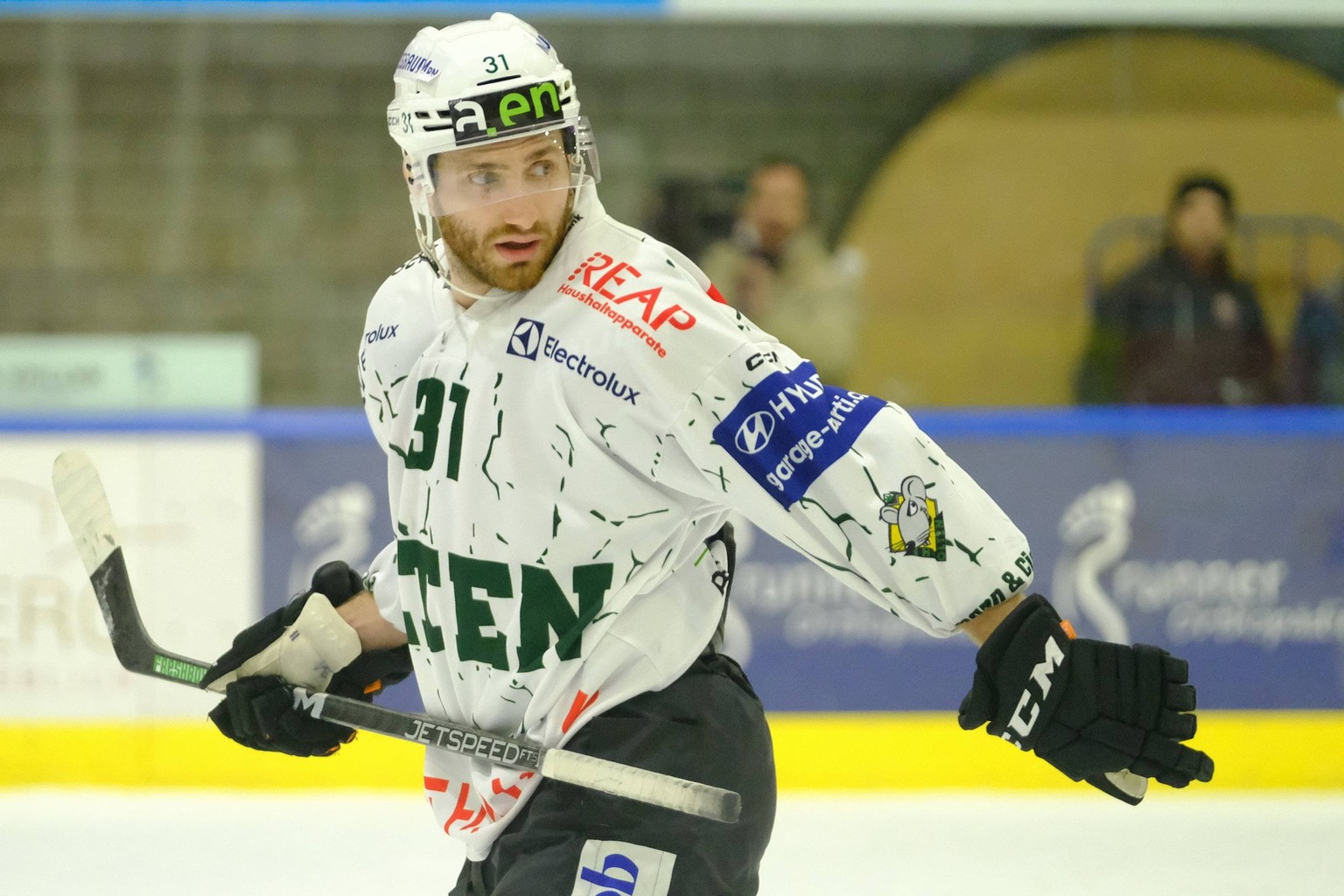 SWISS Ice hockey, Eishockey - Swiss League EHC Winterthur vs Olten 24.01.2023 - Olten Forward Simon Sterchi 31 Winterthur Deutweg Zürich Schweiz Copyright: xSergioxBrunettix