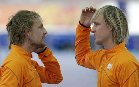 Die Zwillinge Michel (l.) und Ronald Mulder bei der Blumen-Zeremonie.&nbsp;