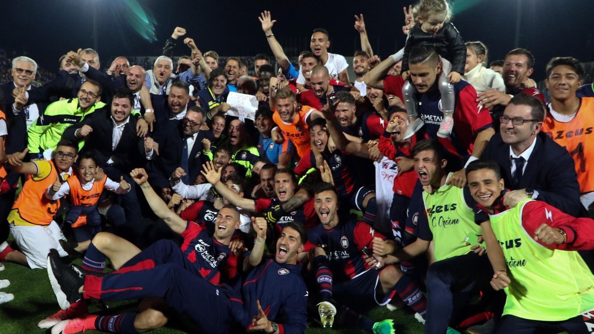 epa05996625 Crotone's players celebrate the victory of the Italian Serie A at the end of the soccer match between FC Crotone and SS Lazio at Ezio Scida stadium in Crotone, Italy, 28 May 2017. EPA ...