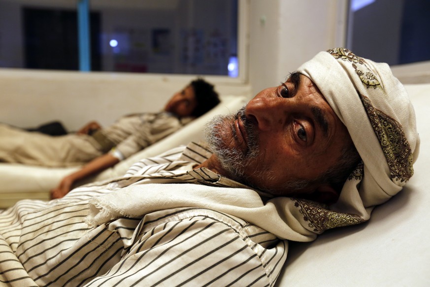 epa06130201 Cholera-infected Yemenis receive treatment amid an acute cholera outbreak at a hospital in Sana&#039;a, Yemen, 07 August 2017. According to UN recent reports, an acute cholera outbreak in  ...