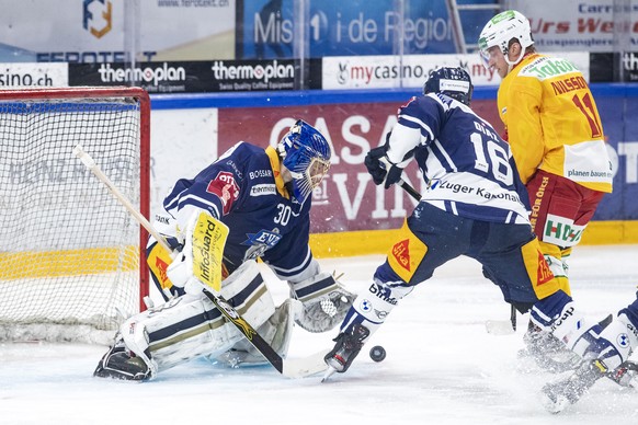 Zugs Torhueter Leonardo Genoni, Zugs Raphael Diaz und Langnaus Marcus Nilsson, von links, im Eishockey Spiel der National League zwischen dem EV Zug und den SCL Tigers am Mittwoch, 23. Dezember 2020,  ...