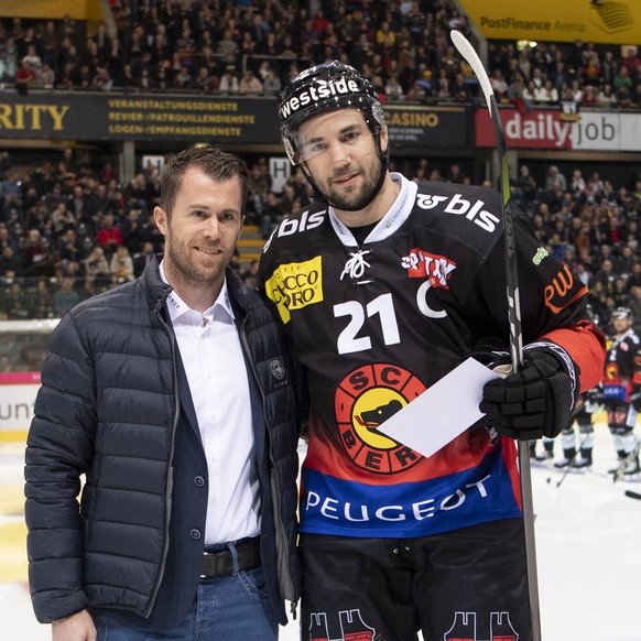 Alex Chatelain, SCB Generaldirektor, links, und Berns Simon Moser posieren anlaesslich Mosers fuenfhundertem Spiel in der National League, beim Eishockey National League Spiel zwischen dem SC Bern und ...