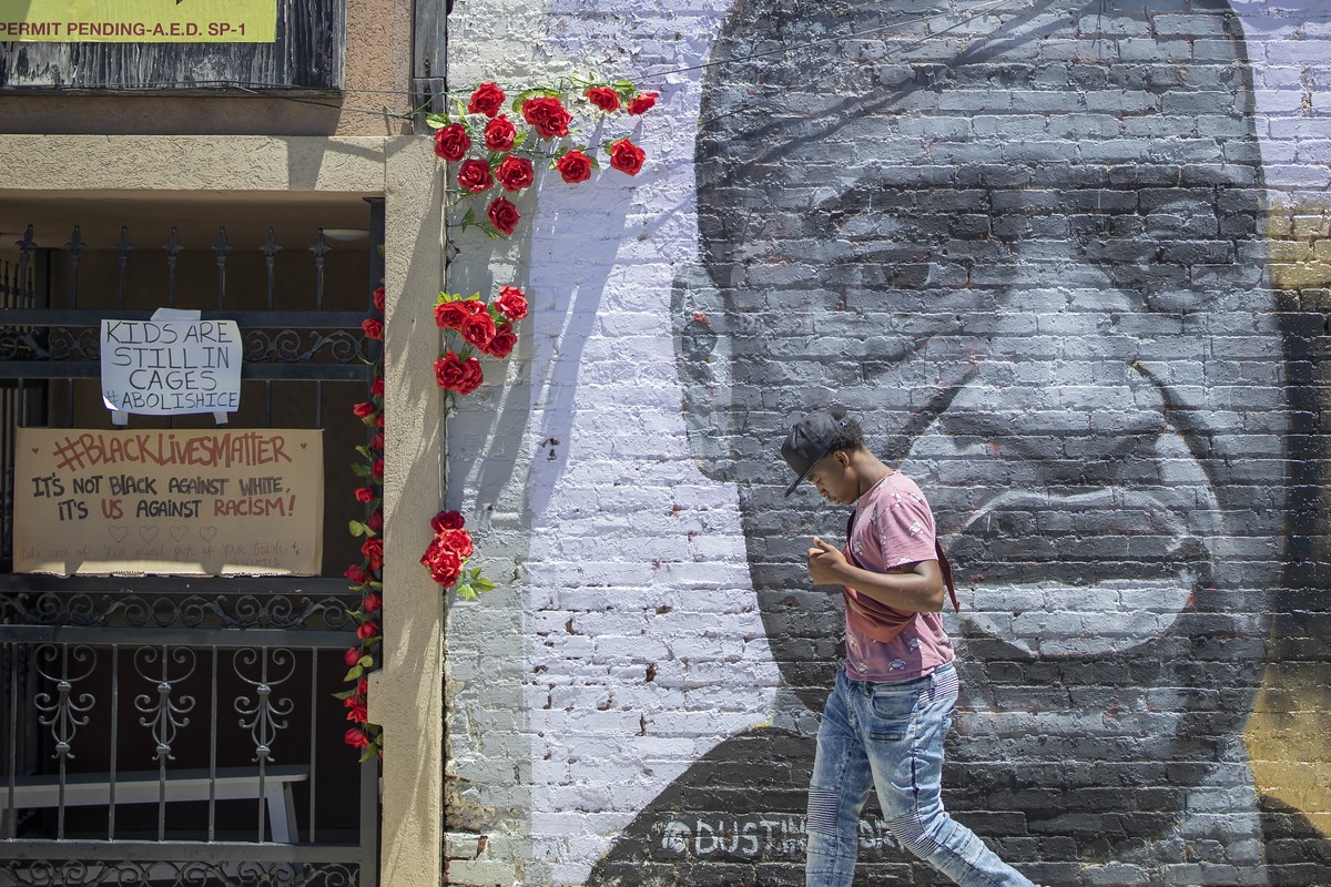 epa08479727 A man pauses at a newly painted George Floyd mural on a building near downtown Atlanta, Georgia, USA, 11 June 2020. Floyd's death while in the custody of the Minneapolis Police Depart ...